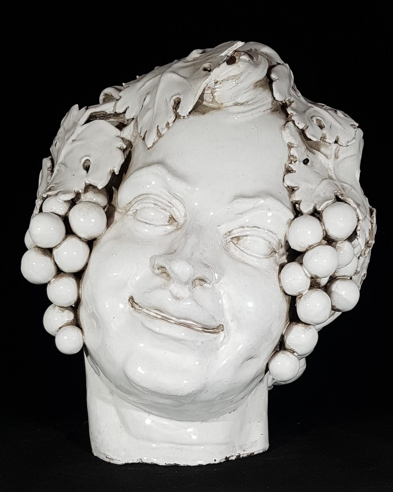 Tête de Bacchus en terre cuite émaillée blanche